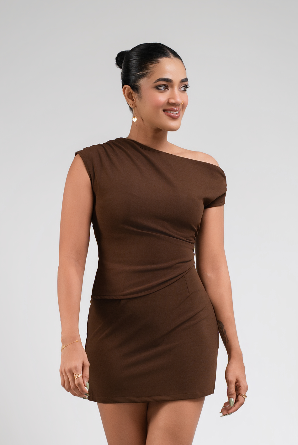 BAYLEEE MIRIEL BROWN ONE SHOULDER TOP