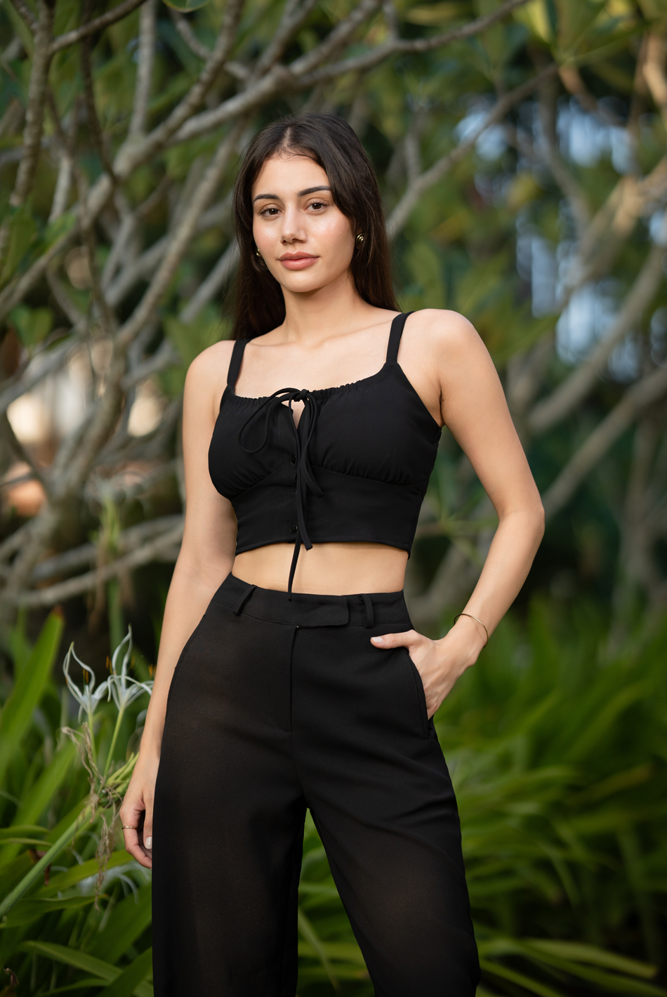 BAYLEEE IVELINE BLACK STRAPY CROP TOP
