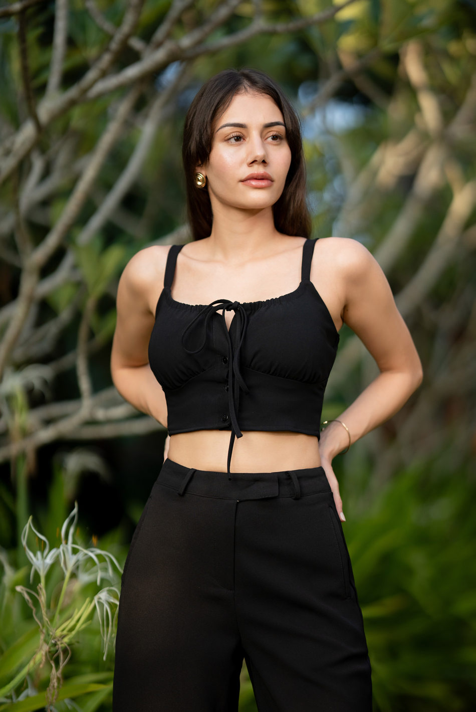 BAYLEEE IVELINE BLACK STRAPY CROP TOP