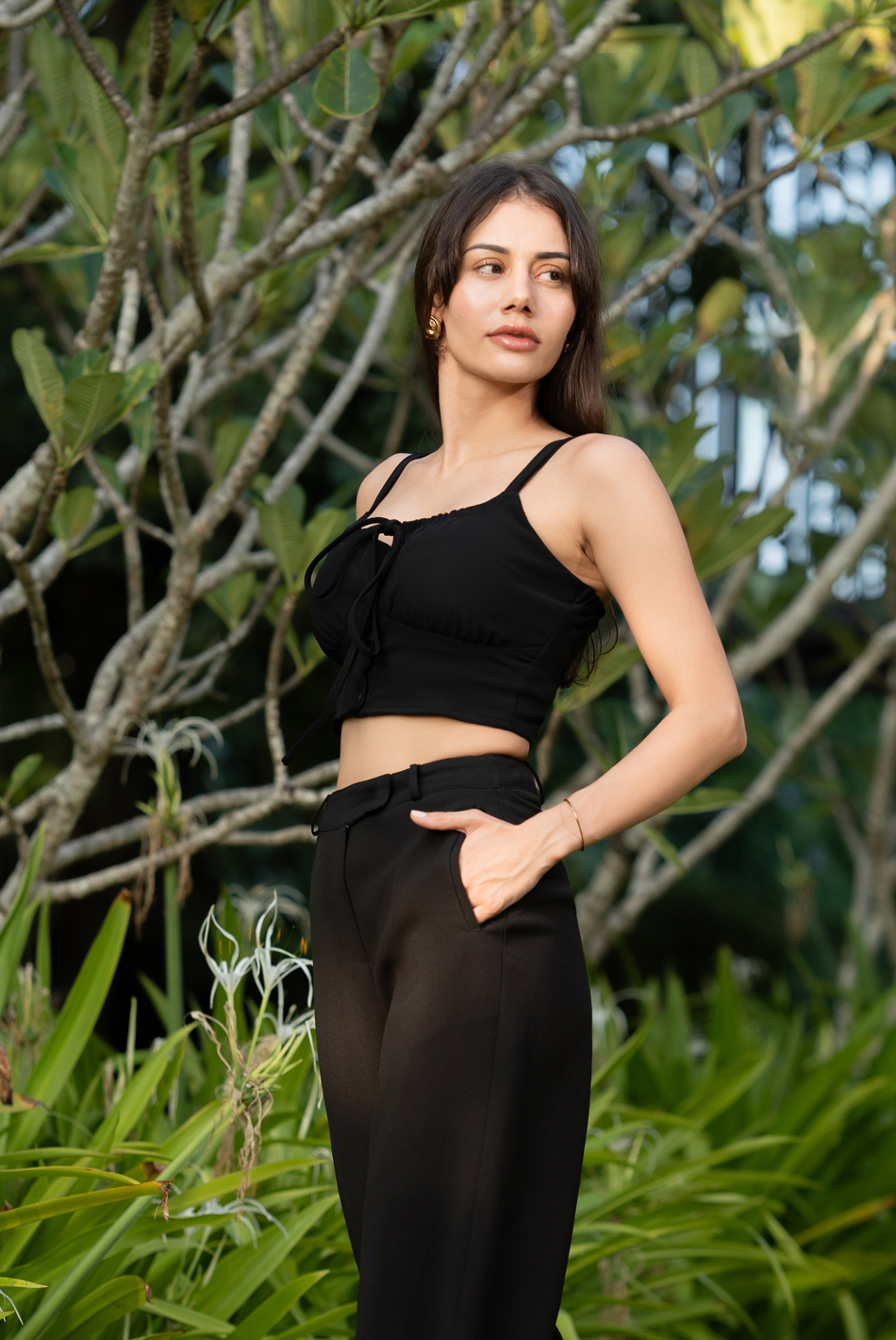 BAYLEEE IVELINE BLACK STRAPY CROP TOP